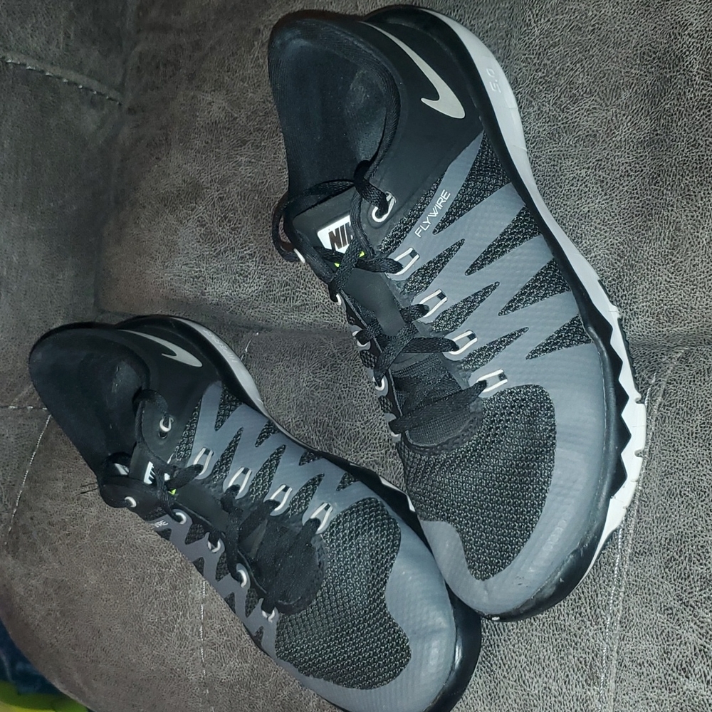 Men's Nike Training Flywire tennis shoes size 8.5